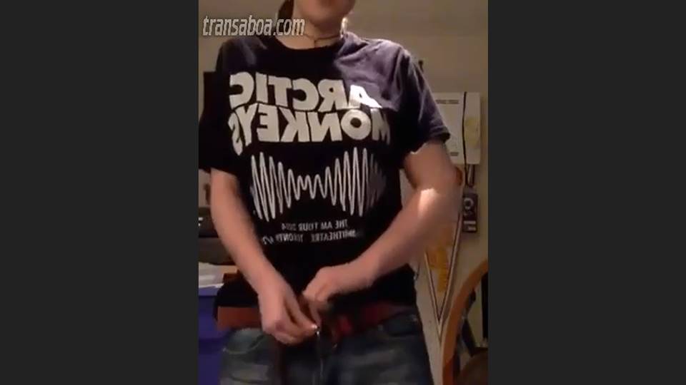 mulher gostosa tira roupa e mostra sua calcinha rosa