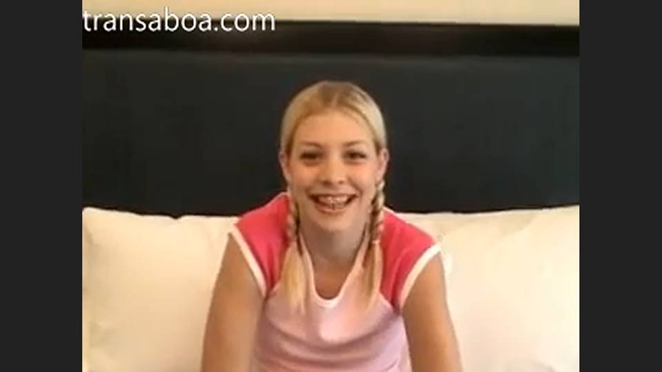 loirinha chupando rola com sorriso no rosto